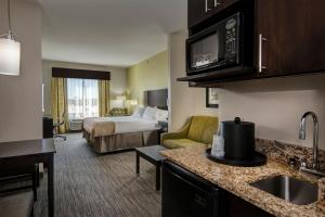 une chambre d'hôtel avec un lit et une chambre avec une cuisine dans l'établissement Holiday Inn Express Conway, an IHG Hotel, à Conway