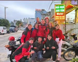 a group of people posing for a picture on a street at NHÀ NGHỈ ANH VĂN in Dồng Văn