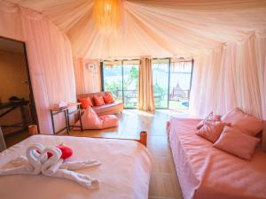 ein Schlafzimmer mit 2 Betten und einem Sofa in einem Zimmer in der Unterkunft Pareehut Resort Koh Sichang in Ko Si Chang