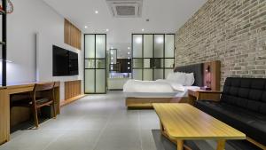 TV a/nebo společenská místnost v ubytování Hotel Schweizer Dorf Cheonan