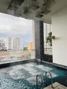 Urban Suites R l 6pax 2R2B l SeaView &CityView l Georgetown内部或周边的泳池