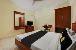 1 dormitorio con 1 cama grande y espejo en Super Collection O G Silver Polonest, en Bangalore