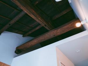 um tecto num quarto com vigas de madeira em Sumida Nagaya em Tóquio
