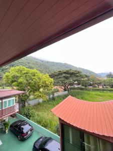 een uitzicht vanaf het balkon van een huis met een auto bij บ้านเพชรพวงเขาใหญ่ in Nong Nam Daeng