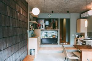 eine Küche mit einer Theke und einem Kühlschrank in der Unterkunft Sumida Nagaya in Tokio