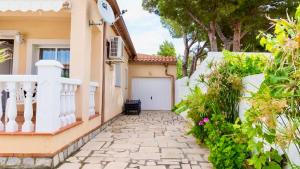 Κήπος έξω από το MEDDAYSCHALET TEROL CON PISCINA PRIVADA