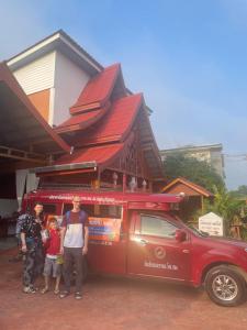 un grupo de personas de pie en frente de un camión de comida en DE ROSE Hotel Chiang Mai en Chiang Mai