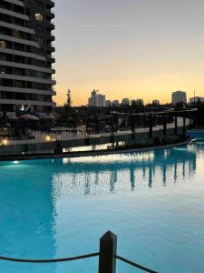 uma grande piscina de água azul em uma cidade em Fully furnished , luxury, site with Pool em Ancara