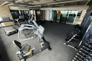 - une salle de sport avec plusieurs vélos d'exercice et tapis de course dans l'établissement Studios Premium RN, à Maceió