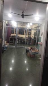 sala de estar con ventilador de techo en una habitación en OYO Holidayinn en Kargil