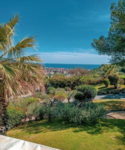 a garden with a view of the ocean at VILLAGGIO ANDORA COLOMBO in Marina dʼAndora
