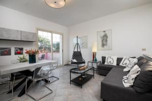 una sala de estar con un sofá y una mesa en Casa Marisa by Wonderful Italy, en Golfo Aranci