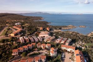 Una vista aérea de un complejo turístico junto al agua. en Casa Marisa by Wonderful Italy, en Golfo Aranci