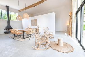 a dining room with a table and chairs at Domaine La Restrie - La Grande Salle des Médicis in Pocé-sur-Cisse