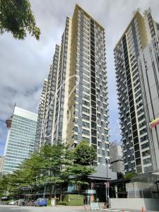 zwei hohe Gebäude in einer Stadt mit Straße in der Unterkunft St Mary Luxury Signature Suites, KLCC by BlueBanana in Kuala Lumpur