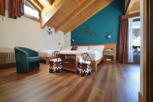 利维尼奥Hotel Primula的一间带床和蓝色墙壁的卧室