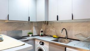Kuchyňa alebo kuchynka v ubytovaní Love Apartment Málaga Center