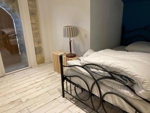 een slaapkamer met een bed en een lamp op een tafel bij Gîte N°2 : YLMADI in Cahors
