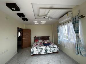sypialnia z łóżkiem i oknem w obiekcie Luxury 3 bedroom 3 bathroom penthouse w mieście Hajdarabad