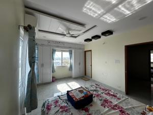Habitación vacía con cama y techo en Luxury 3 bedroom 3 bathroom penthouse en Hyderabad