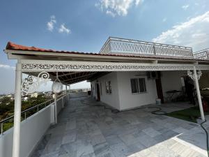 un balcón de una casa con techo en Luxury 3 bedroom 3 bathroom penthouse en Hyderabad