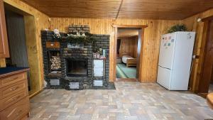タターリウにあるBeskyd Holidayのキッチン(石造りの暖炉、冷蔵庫付)