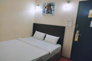 Postel nebo postele na pokoji v ubytování Hotel D'New 1 KK Sabah