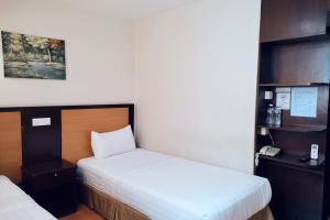 Postel nebo postele na pokoji v ubytování Hotel D'New 1 KK Sabah