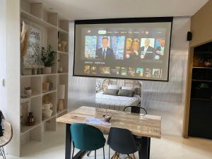 TV a/nebo společenská místnost v ubytování Appartement cosy, Gare 5 minutes et Home cinéma