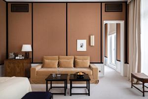 - un salon avec un canapé et une table dans l'établissement Hôtel Balzac Paris, à Paris
