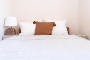 1 dormitorio con cama blanca y almohadas blancas en Gut Schmerwitz en Schmerwitz