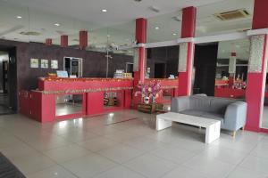 Cette grande chambre dispose d'un canapé, d'une table et d'un canapé-lit. dans l'établissement Hotel D'New 1 KK Sabah, à Donggongon