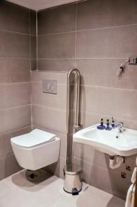 een badkamer met een toilet en een wastafel bij Anemon Uşak Hotel in Usak