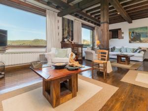 uma grande sala de estar com mesa e cadeiras em Espectacular casona en un entorno incomparable 