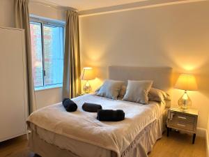 Postel nebo postele na pokoji v ubytování My One & Only by Sloane Square Airconditioning