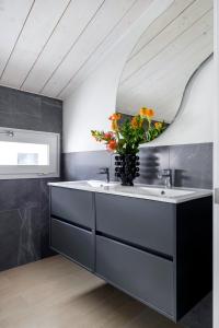 een badkamer met een wastafel en een spiegel bij San Bernardo - Darya Living in Madrid