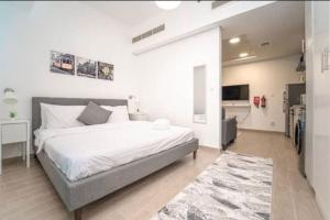 een slaapkamer met een groot bed in een kamer bij Studio Converted to 1BDR in The Nook Close to Metro in Dubai