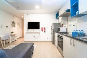 eine Küche mit einem TV und einer Arbeitsplatte in der Unterkunft Studio Converted to 1BDR in The Nook Close to Metro in Dubai