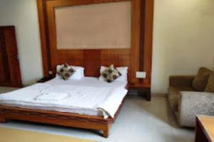 Postel nebo postele na pokoji v ubytování Hotel Mandakini Plaza , Kanpur