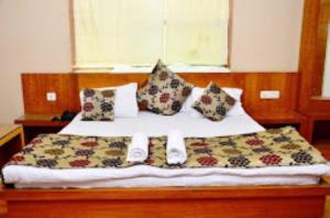Postel nebo postele na pokoji v ubytování Hotel Mandakini Plaza , Kanpur