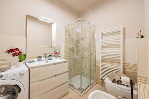 łazienka z prysznicem i pralką w obiekcie Teeny House w mieście Fossano