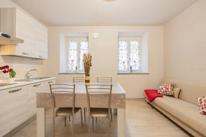 a kitchen and dining room with a table and chairs at Teeny House in Fossano