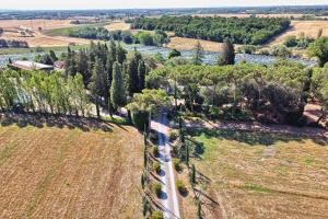 una vista aérea de una carretera en un campo en Agriturismo Villa La Morina, en Cortona 21 fotos más