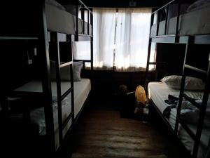 a room with two bunk beds and a window at Imchai in Pai