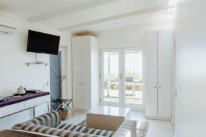 a living room with a couch and a tv at Djis Tjil in Paternoster