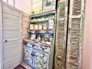 una cocina con un armario antiguo en una habitación en French Provincial The Garden Suite at Chapmans incl Breakfast & Golf en Moss Vale