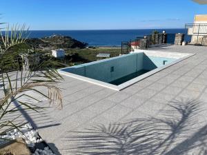 ein Schwimmbad auf dem Dach eines Hauses in der Unterkunft Ferienwohnung Meerblick in Gazipasa
