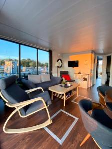 ein Wohnzimmer mit einem Sofa und einem Tisch in der Unterkunft Ferienzentrum Yachthafen Rechlin in Rechlin