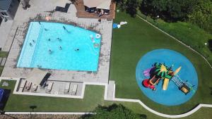 布萊斯戴爾的住宿－普瑞斯格蘭特濱海高爾夫莊園酒店，游泳池的顶部景色,里面的人