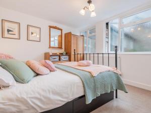 a bedroom with a bed with pink pillows on it at 2 Bed in Grasmere SZ500 in Grasmere
